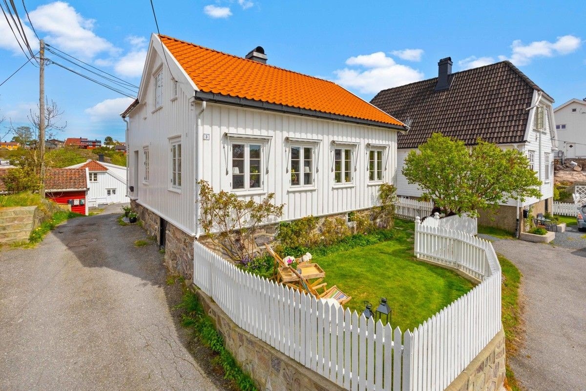Bolig i gammel Sørlandsbebyggelse, i et av Grimstads mest attraktive boområder. Galleribilde