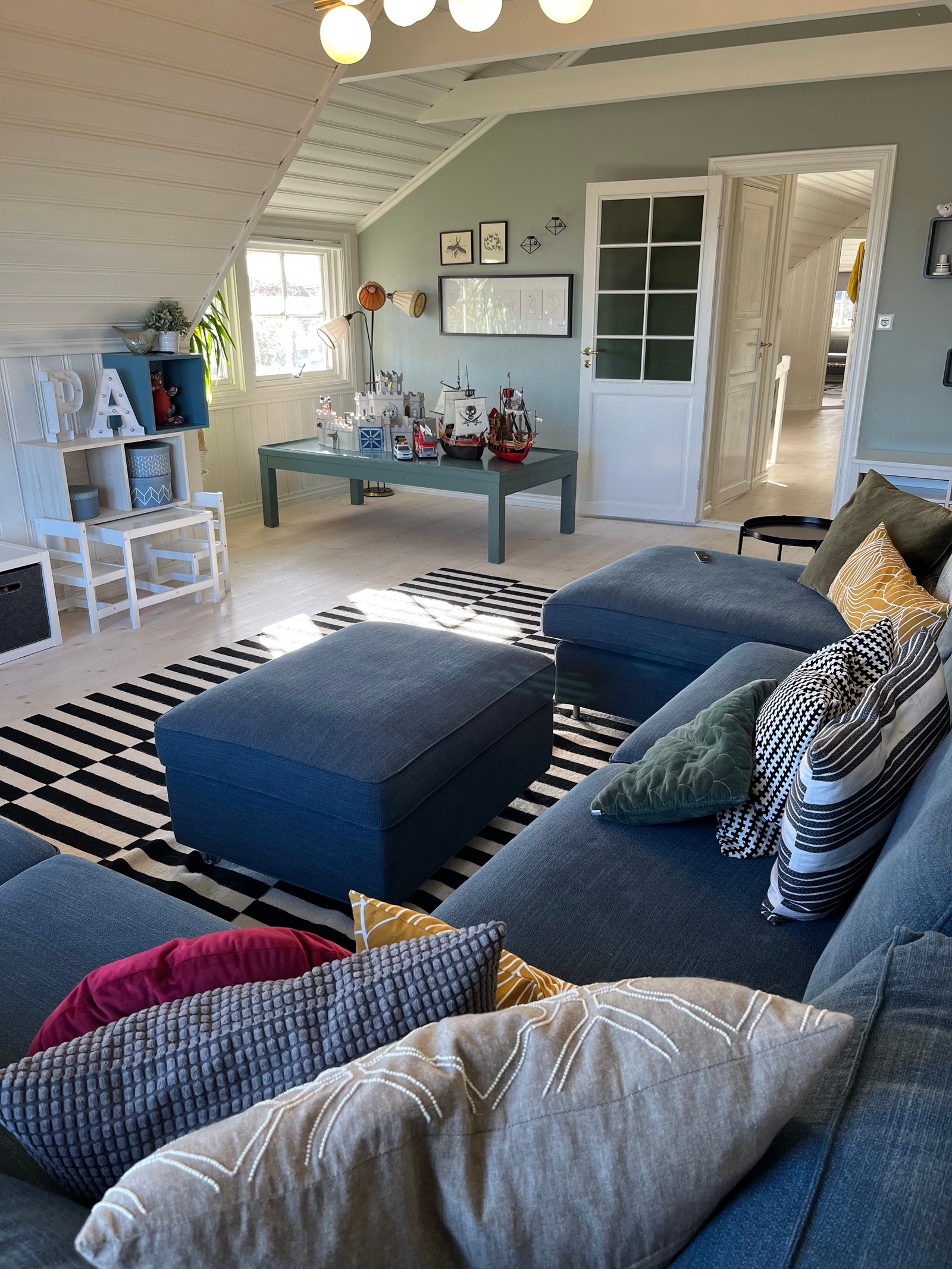 Loftstue med TV og leker Galleribilde