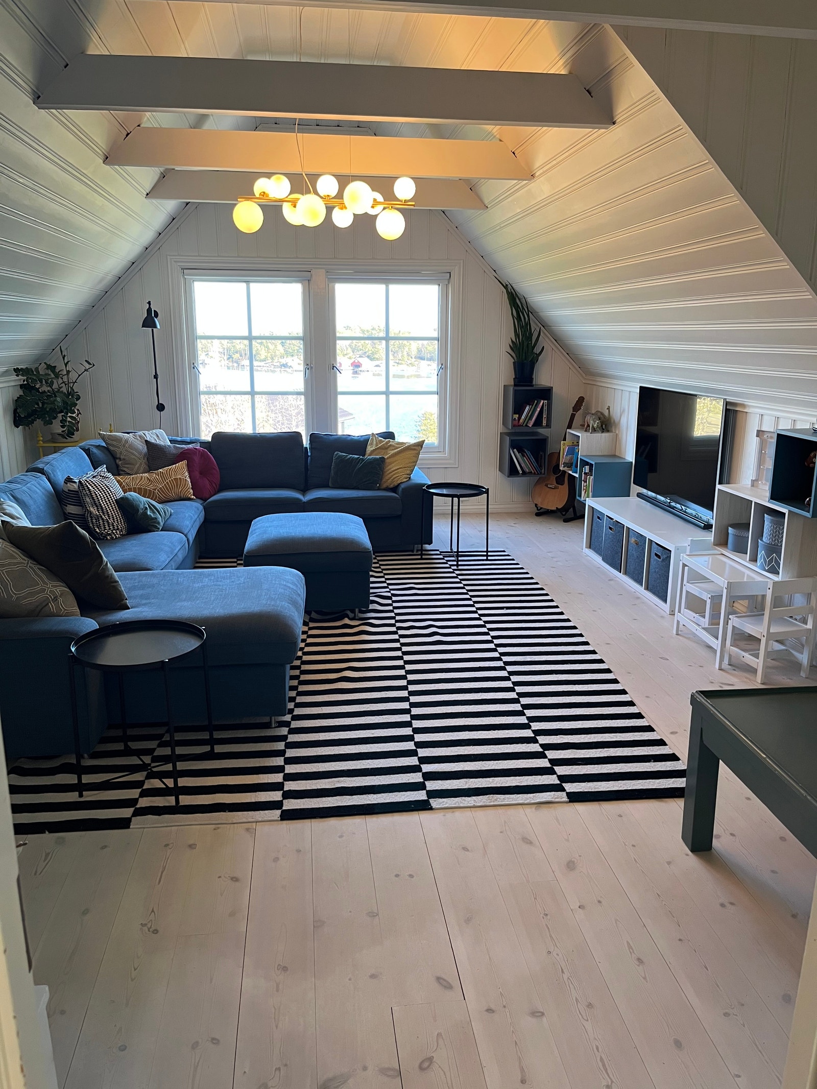 7 seter sofa på loftstua Galleribilde