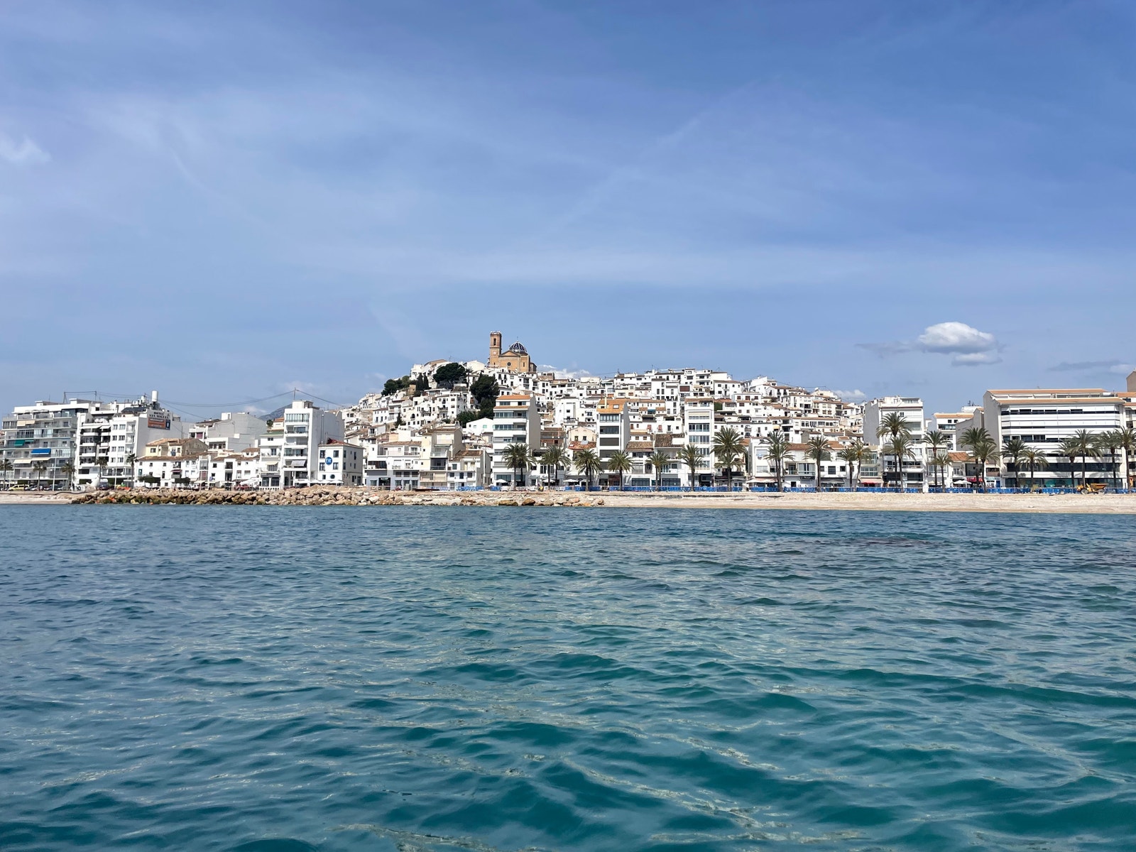 Altea by sett fra sjøsiden. Gamlebyen ligger som en krone og voktet over byen. Galleribilde