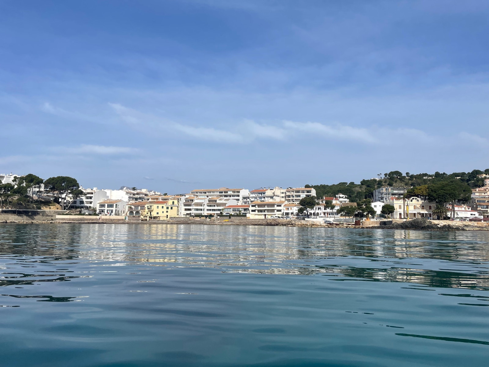 Leiligheten ligger i 2 rekke 50 m fra stranden med panorama utsikt mot Middelhavet. Koselig privat sti leder deg ned til morgenbadet. Perfekt sted for snorkling. Galleribilde