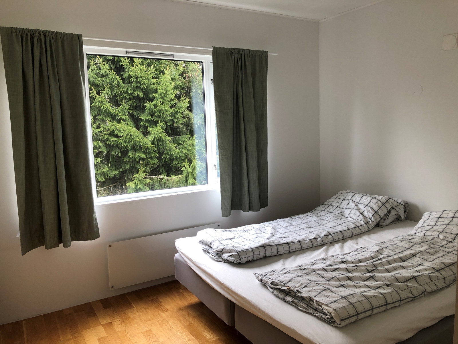 Soverom med god plass til dobbeltseng Galleribilde