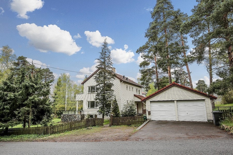 Forsiden av huset med plass til parkering Galleribilde