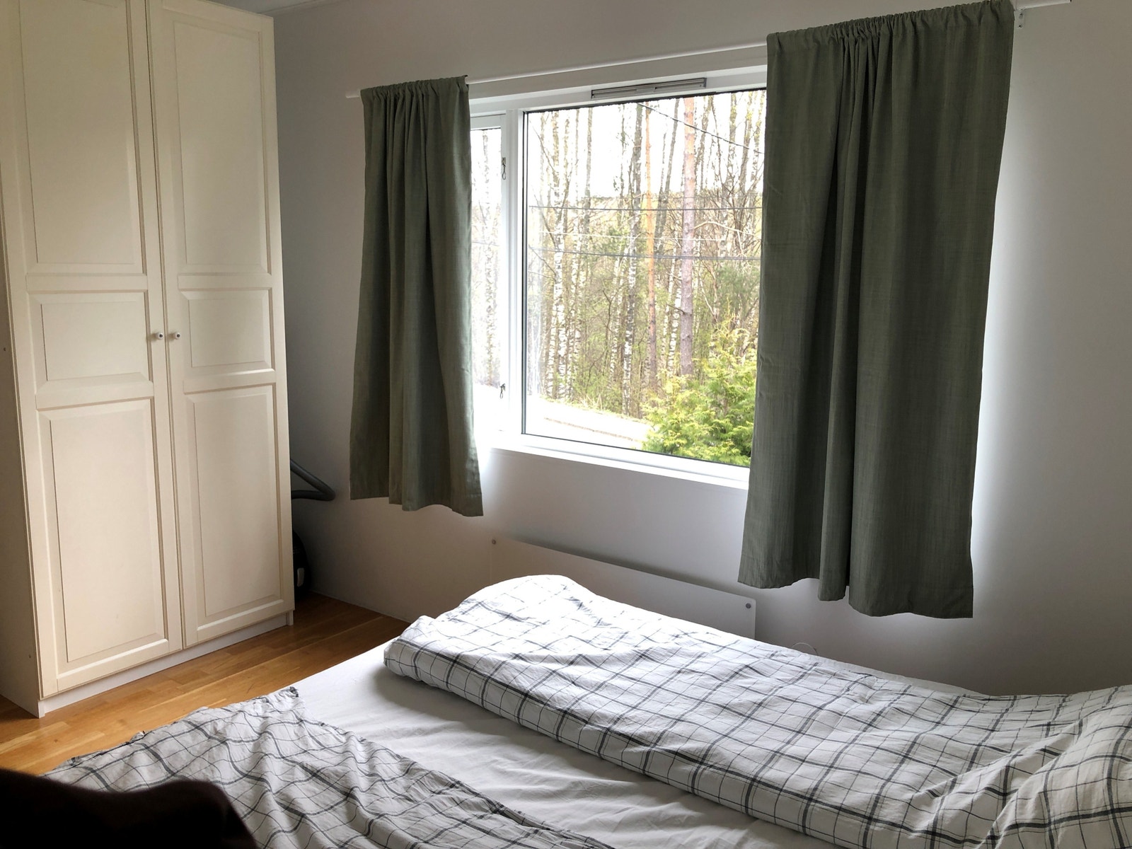 Soverom med dobbeltseng og garderobeskap. Galleribilde