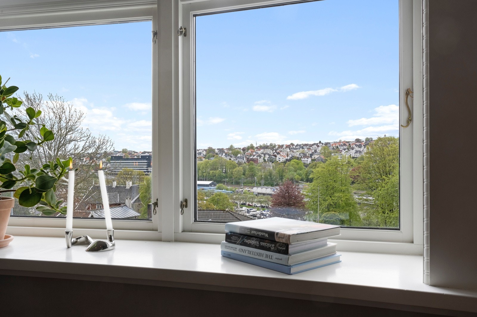 Ett av vinduene byr på nydelig utsikt, og i tillegg er det utgang til terrassen som byr på både sol og utsikt. Galleribilde