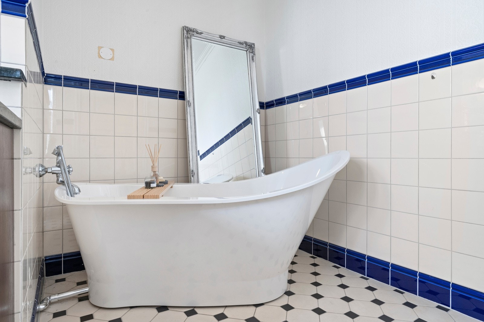 Badet har ellers toalett, dusjhjørne med vegg og dør i herdet glass, samt et frittstående, dypt badekar. Galleribilde