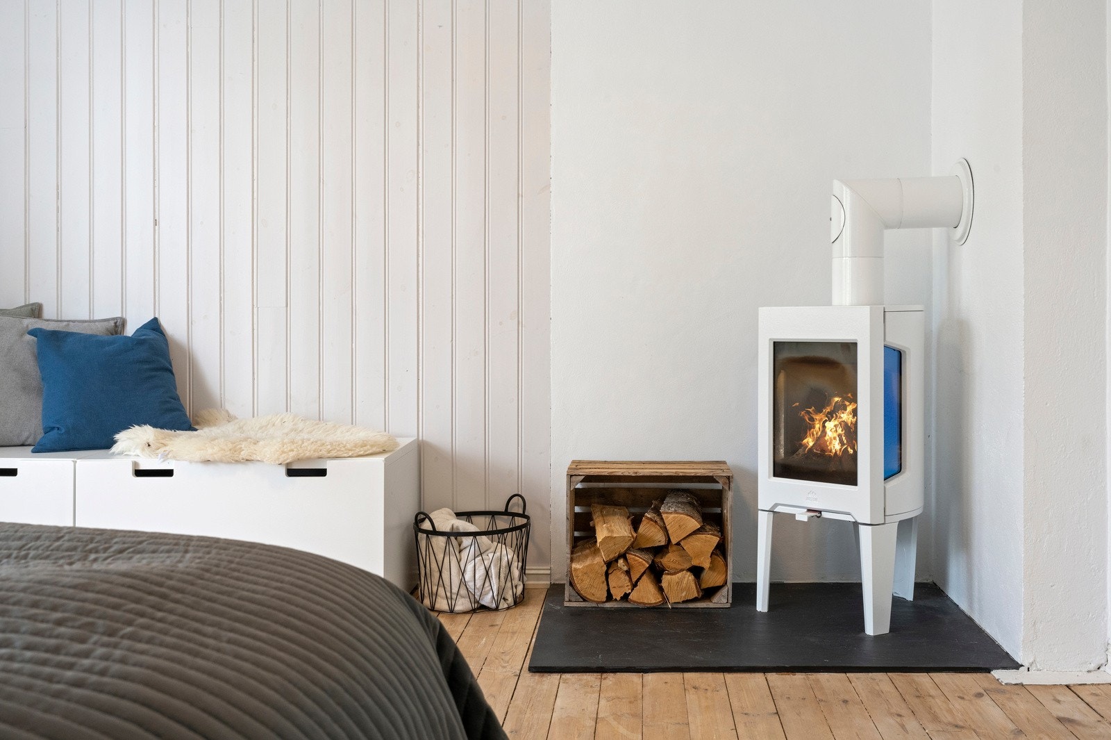 I hjørnet av hovedsoverommet har man en lekker peisovn. Galleribilde