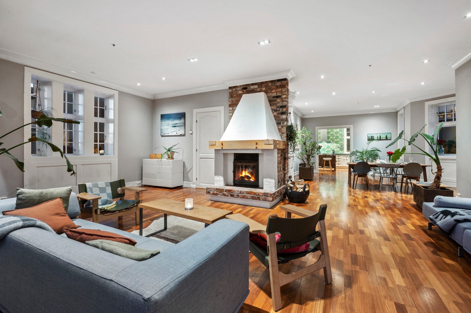 Stuen og spisestuen ligger i åpen løsning og har fantastisk lysinnslipp fra mange, store vinduer. Galleribilde