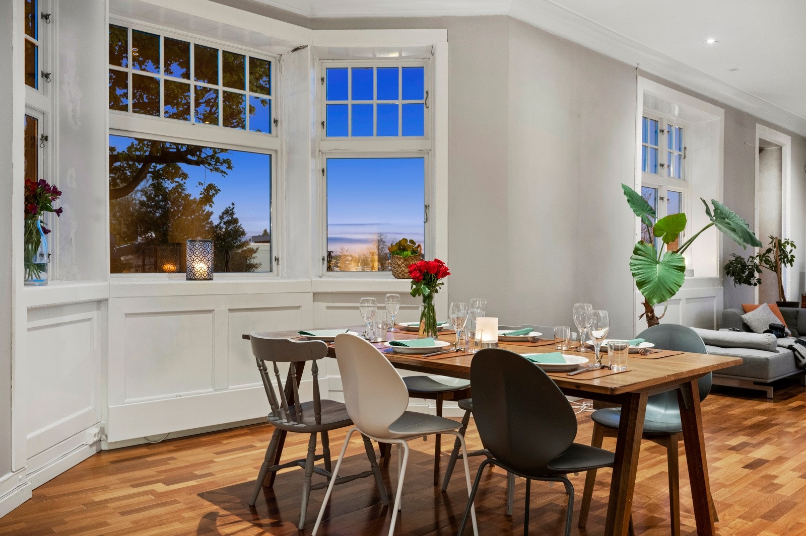 Rommet har gråmalte vegger, hvitmalt himling med downlights og pen belistning. Galleribilde