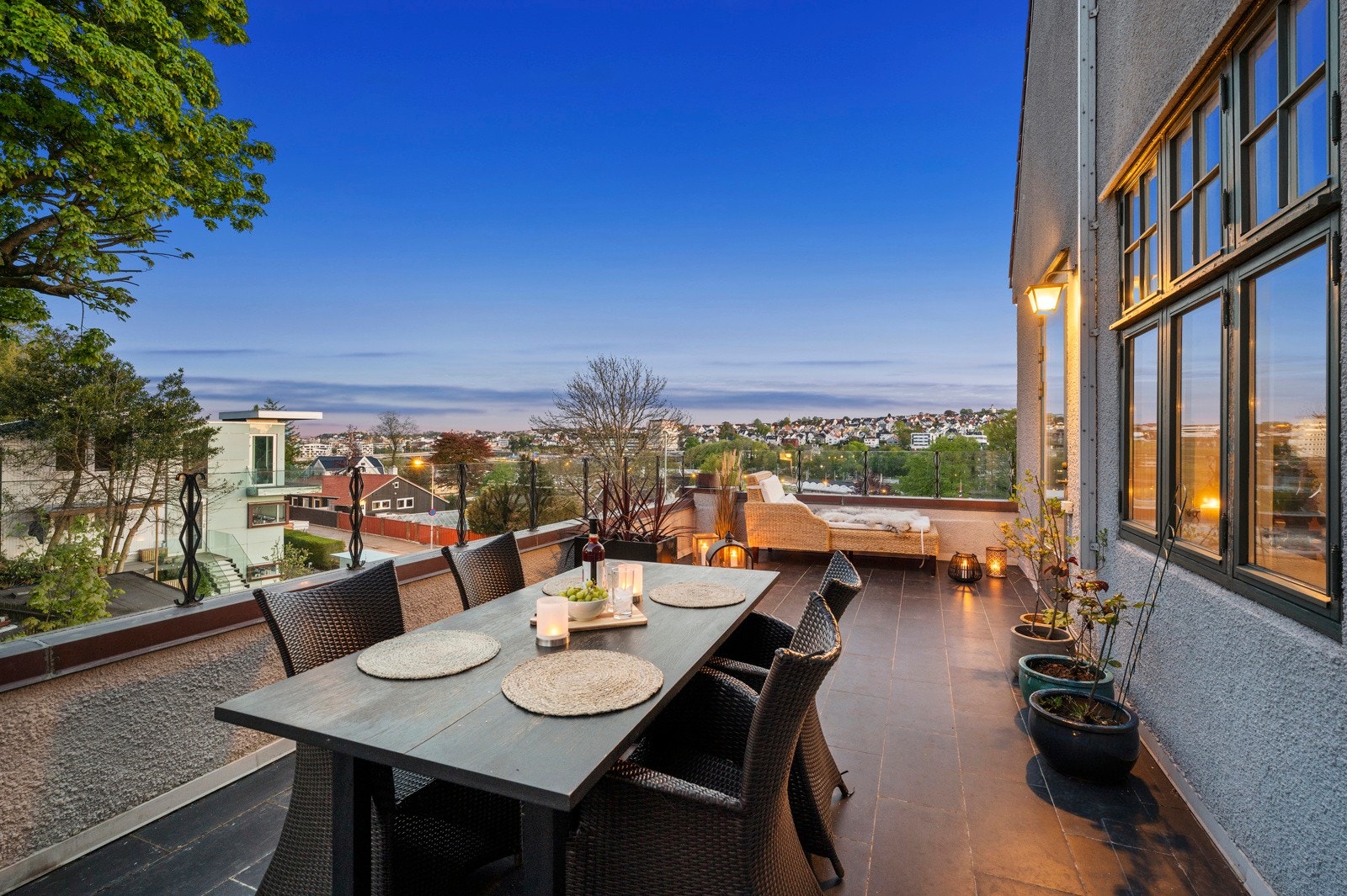 Villaen ligger litt opp i høyden og har nydelig utsikt mot Våland. Galleribilde