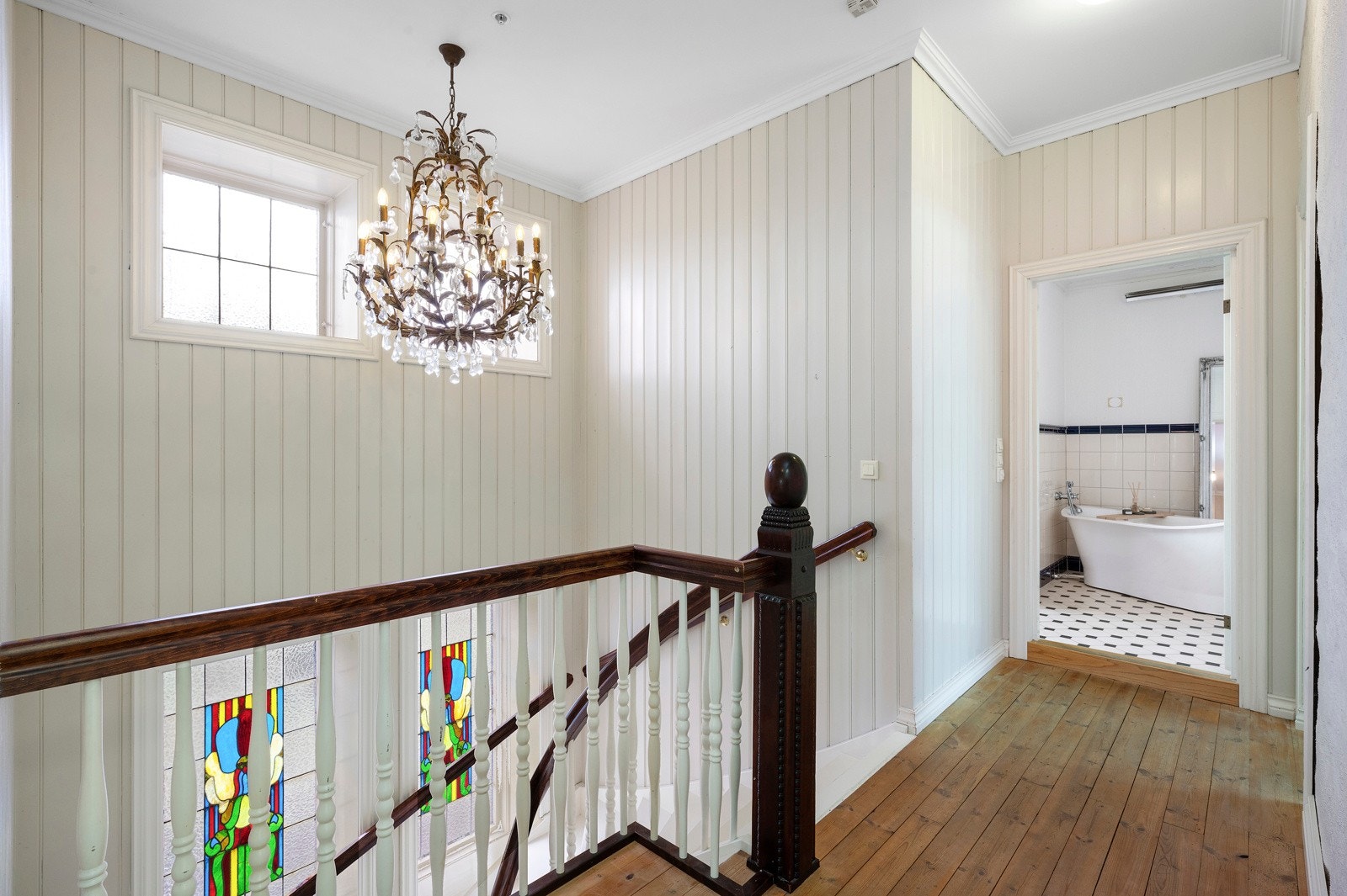 Boligen har over tre meter takhøyde som gir en ekstra innbydende og luftig opplevelse av rommene. Galleribilde