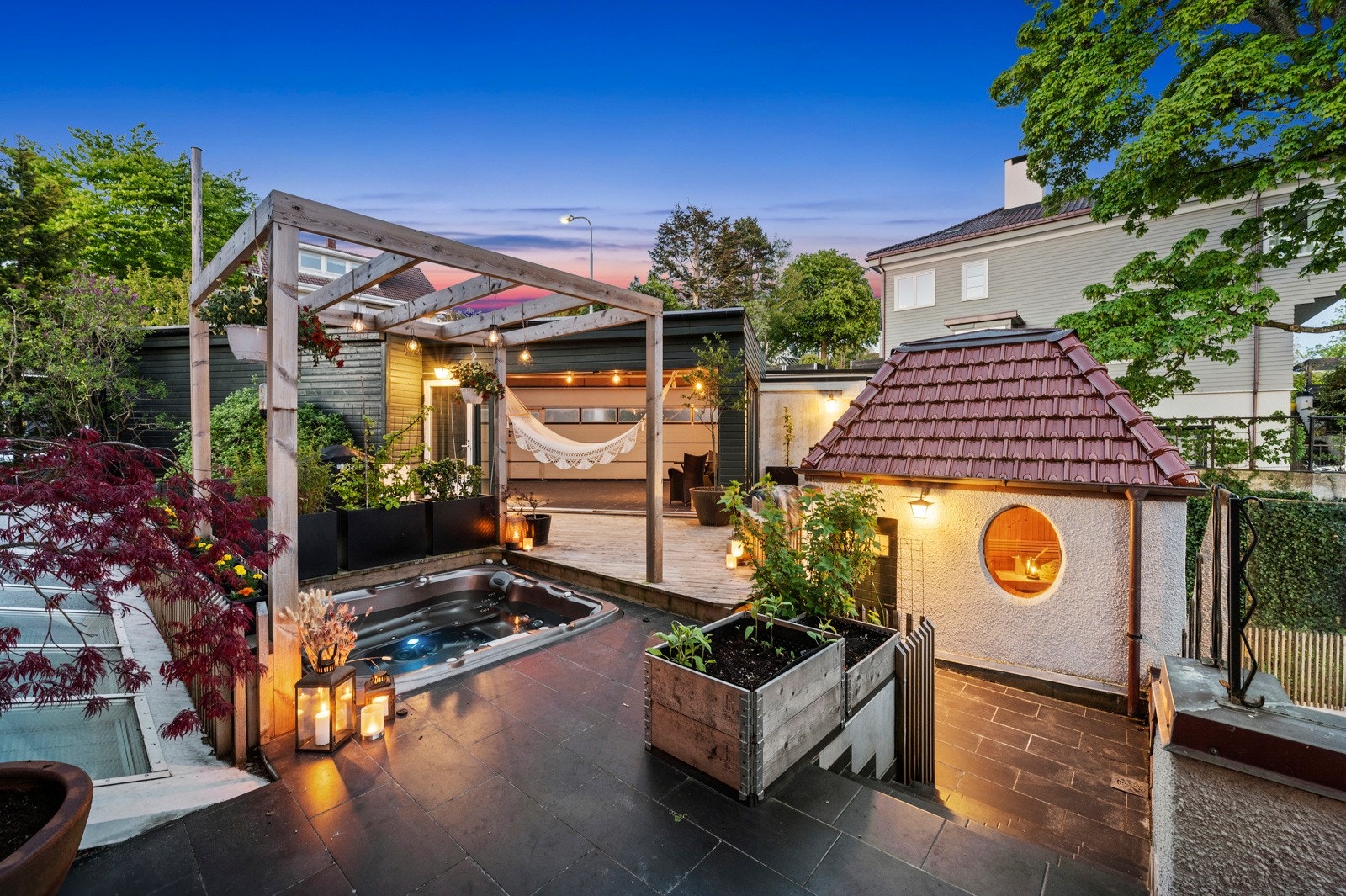 Admiral Cruys gate 11 A er en fantastisk og sjeldent stor selveierbolig over to plan i en av Stavangers fremste jugend-villaer. Galleribilde