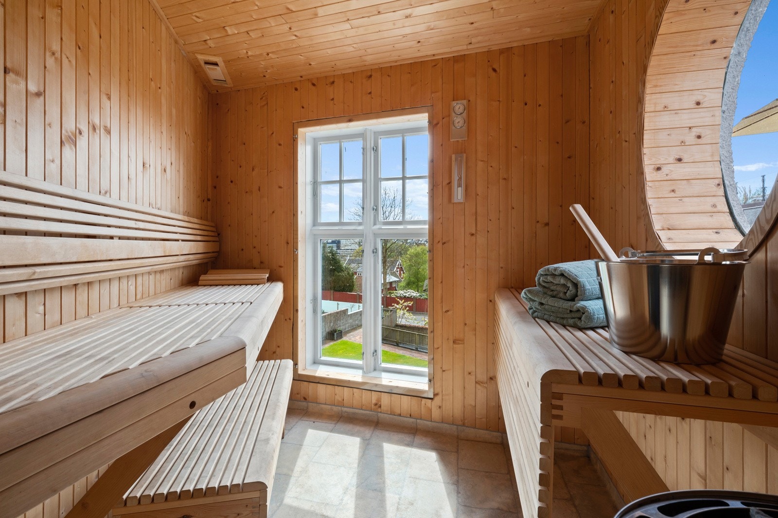 I 2007 ble det bygd en egen badstue på uteplassen, i kledelig stil til villaen. Galleribilde