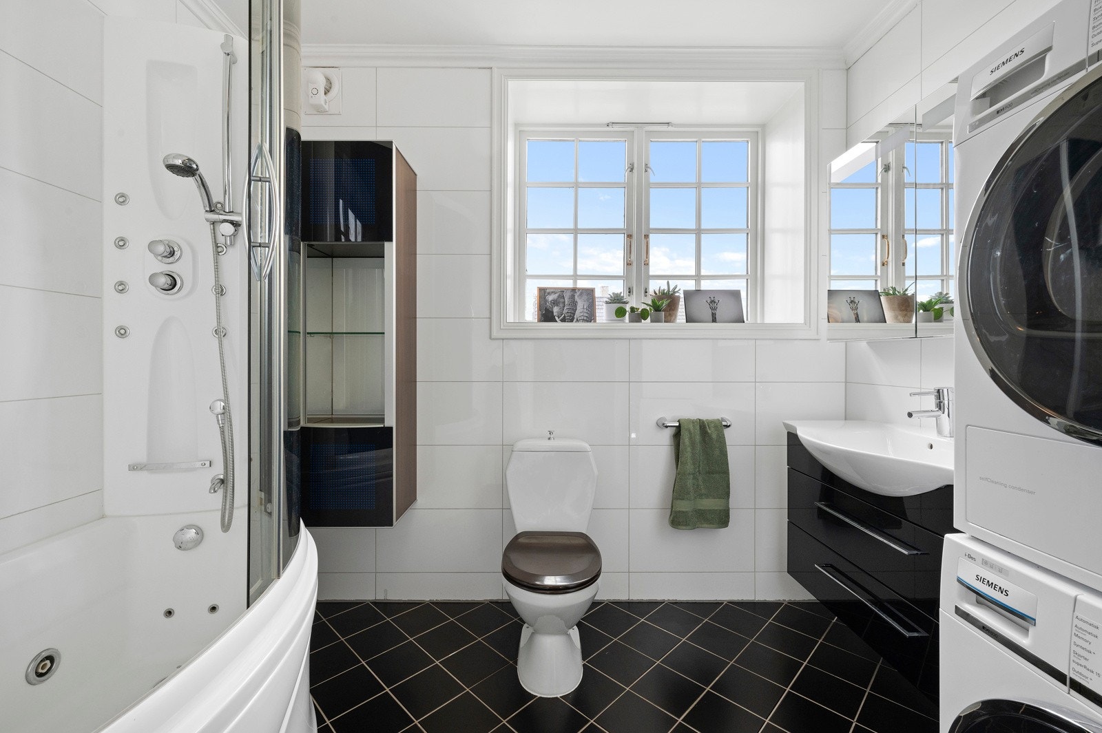 Boligen har to pene bad i andre etasje. Galleribilde