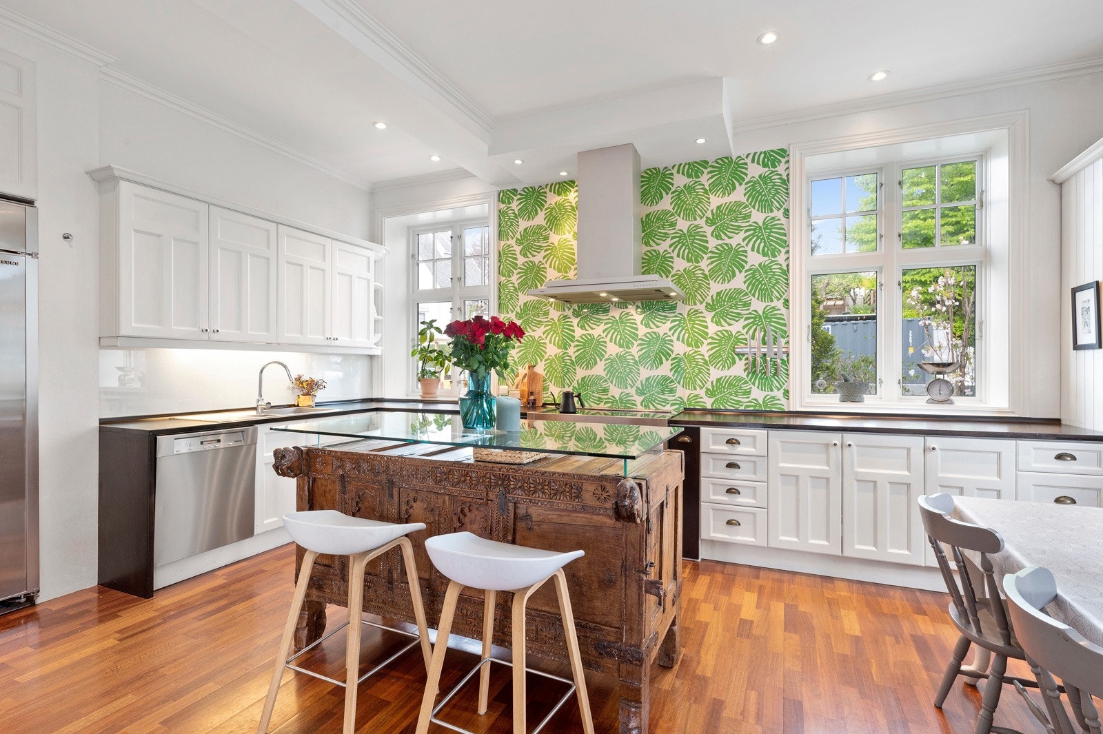 Kjøkkenet har store vinduer som gir flott lysinnslipp, men også velplasserte downlights i himling og belysning under overskapene. Galleribilde