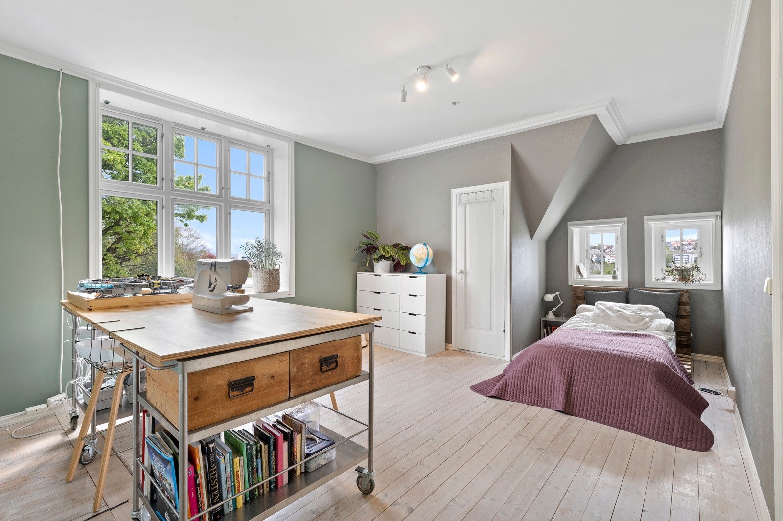 Soverom (2) i andre etasje. Alle soverommene har et lite kott. Galleribilde