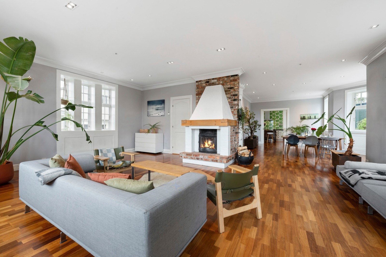 Pipeløp og brannvegg har teglstein som står i flott kontrast til den hvite kakkelen. Galleribilde