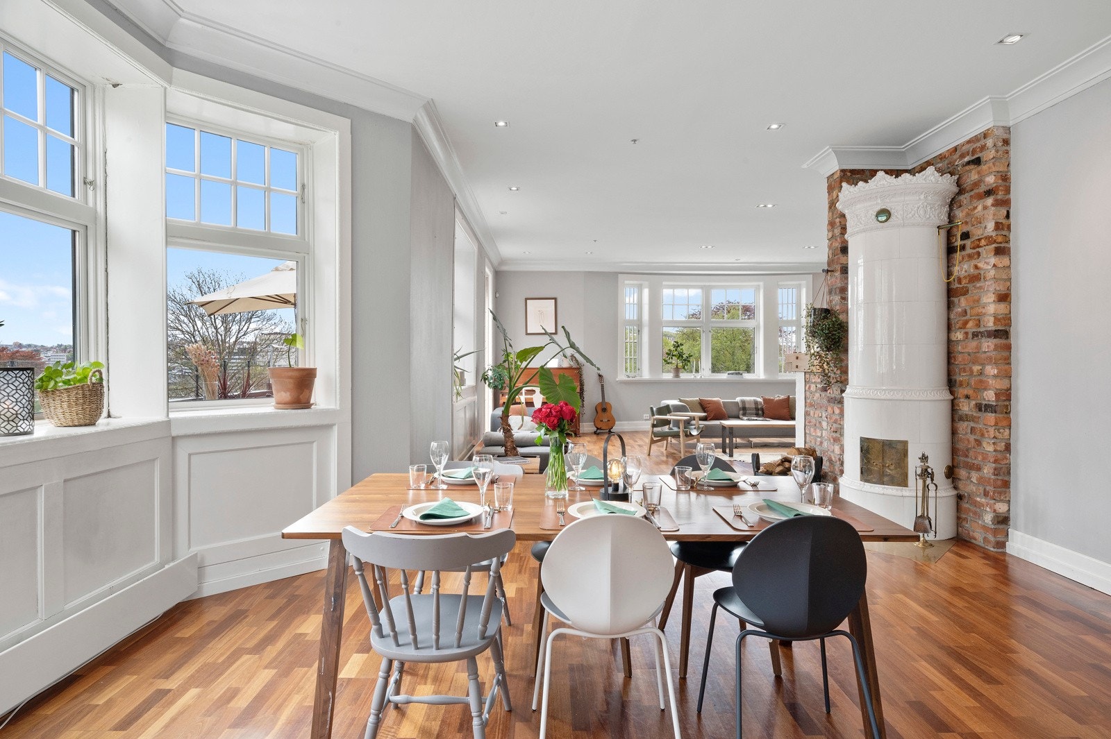 Spisestuen har en nydelig kakkelovn som gir varme mange timer etter fyring. Galleribilde