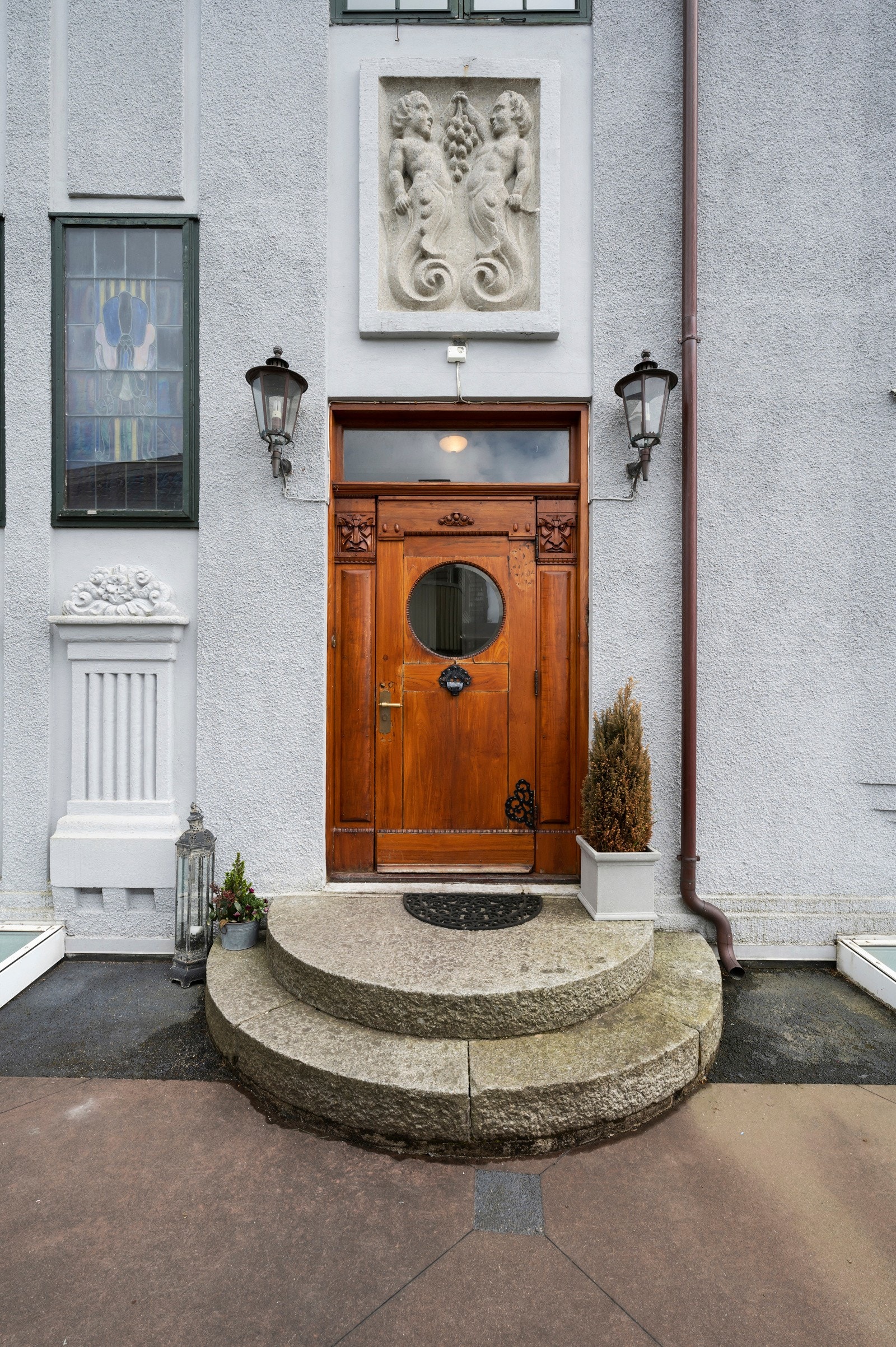 Boligen har et flott inngangsparti med utsmykket ytterdør av teak med overlysvindu. Galleribilde