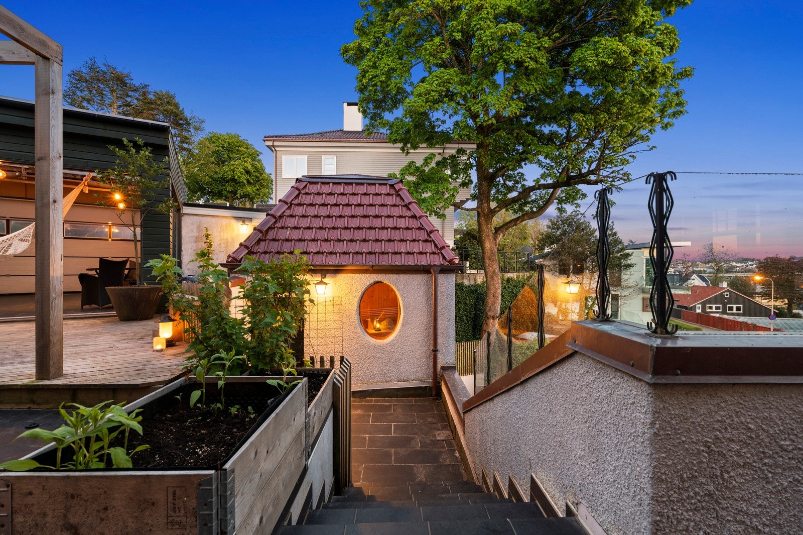 Boligen har et nydelig uteområde over flere nivåer, med bl.a. boblebad, badstue, flott beplantning og langstrakt utsikt. Galleribilde