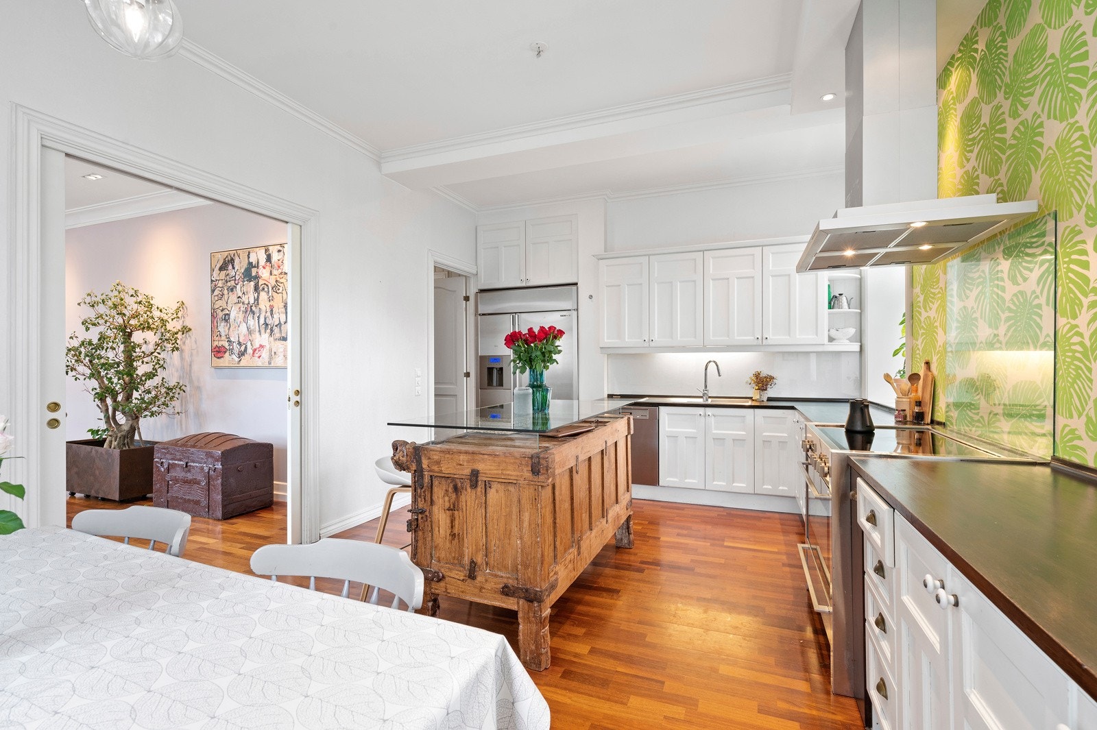 Det er adkomst fra hallen til kjøkkenet og via tofløyet skyvedør fra spisestuen. Galleribilde