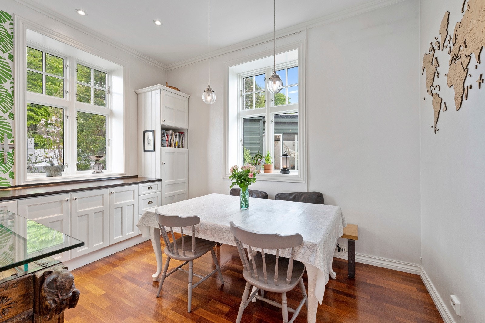 Det er god plass til å dekke bord i kjøkkenet til mange personer. Galleribilde