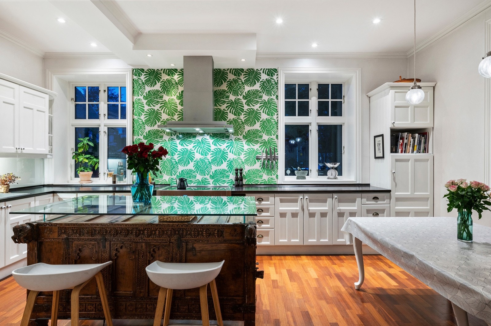 Kjøkkenet er romslig og praktisk utformet med fine arbeidsflater og mye oppbevaringsplass. Galleribilde