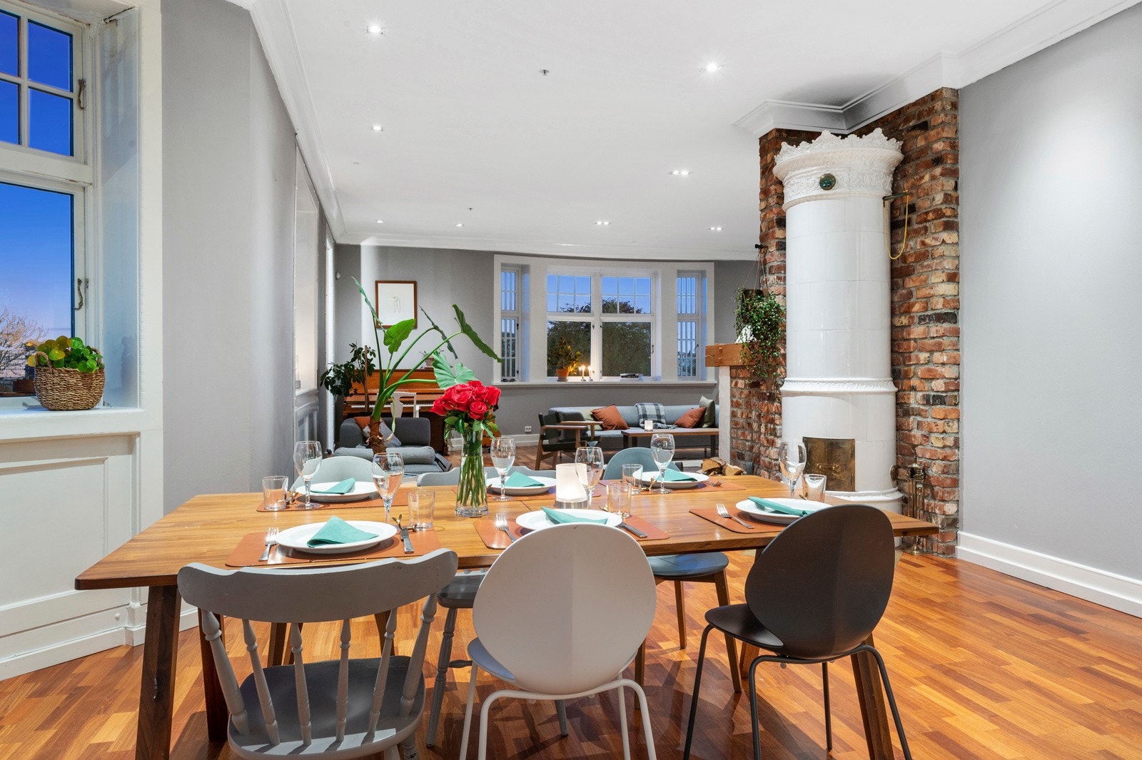 Gulvet har trestavs parkett som er lagt flytende gjennom stuene og inn i kjøkkenet. Galleribilde