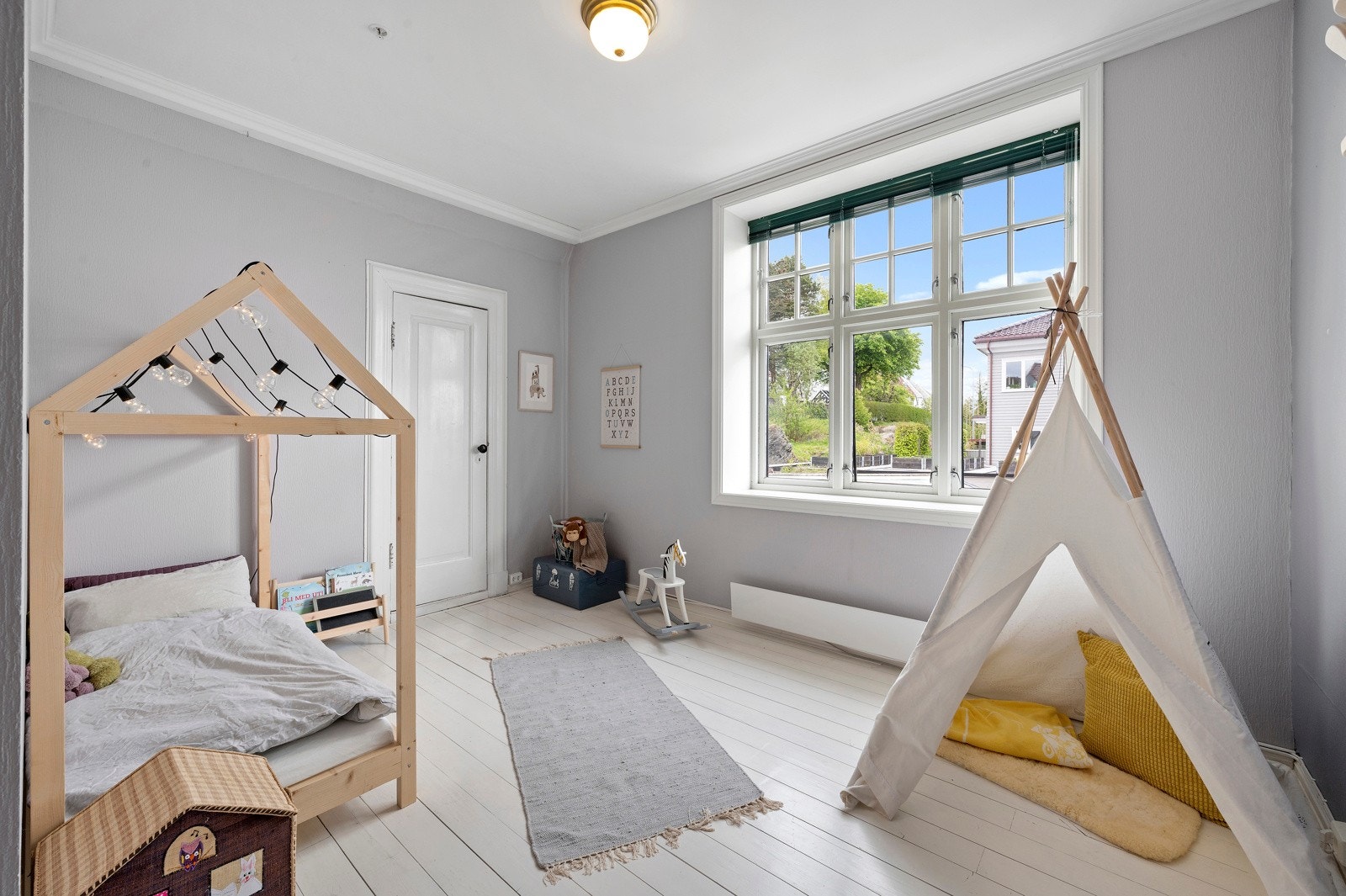 Soverom (4) i andre etasje. Alle soverommene har store vinduer og tregulv. Galleribilde