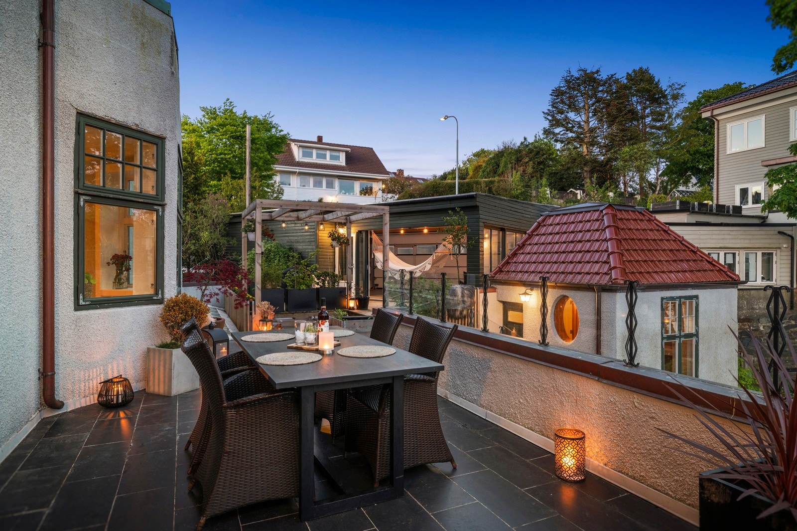 Fra stuen er det utgang til en flislagt terrasse på ca. 35 kvm, med toppmontert glassrekkverk som ivaretar utsikten. Galleribilde