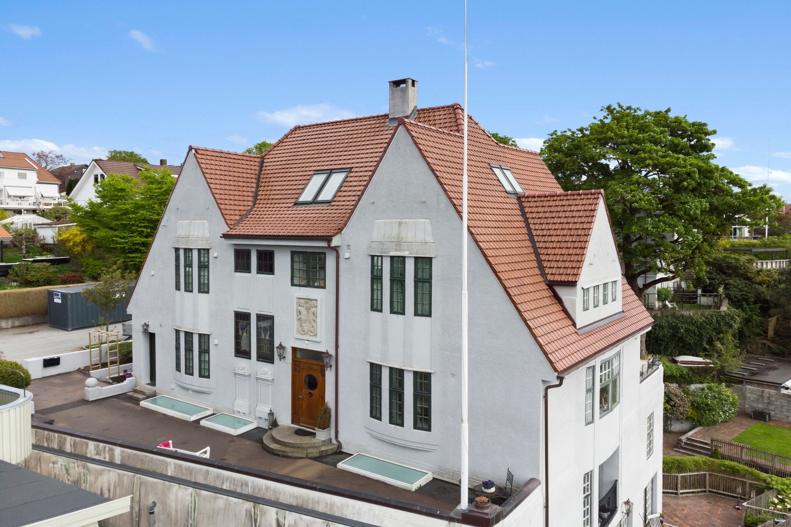 Villaen er betydelig oppgradert de siste 10 årene med blant annet ny taktekking og fasade, et arbeid som ble ledet av Arkitektkontoret Helge Schjelderup Sivilarkitekter Galleribilde