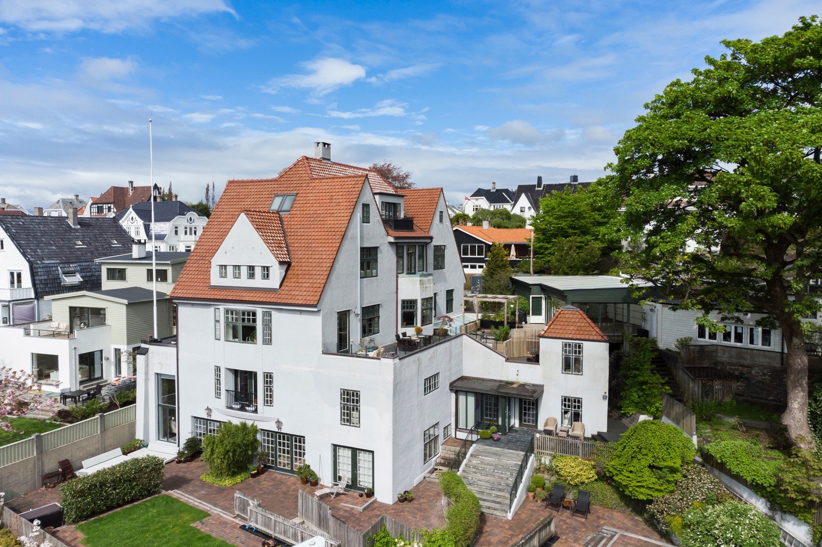 Eiendommen ligger særdeles attraktivt til på Storhaug vest i Stavanger kommune. Området er rolig med lite trafikk i gaten, og frodig med masse, flotte trær. Galleribilde