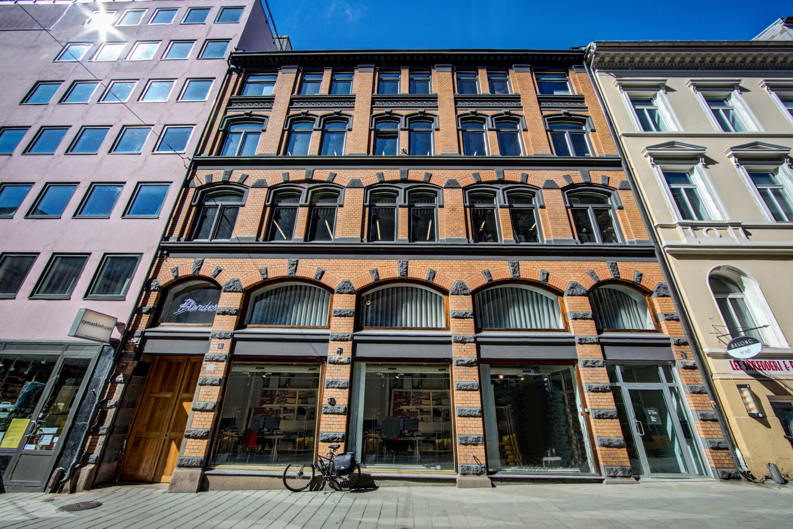 Klassisk og vakker fasade med god eksponering på gateplan Galleribilde