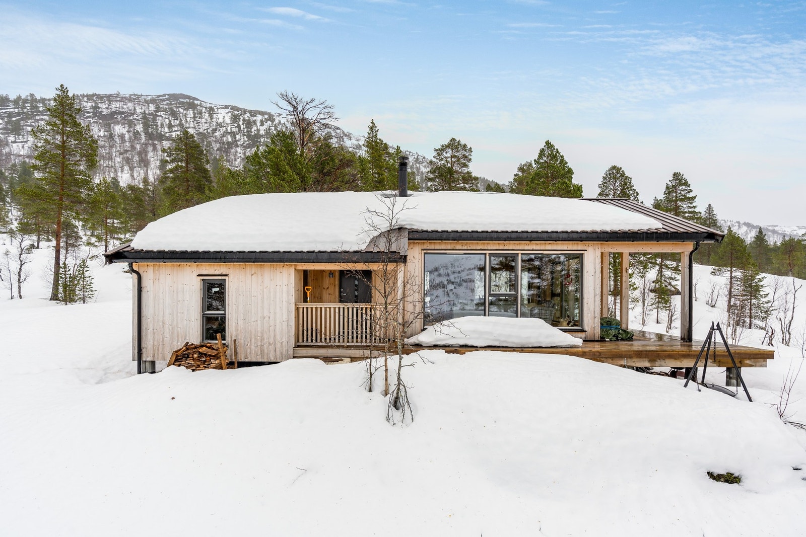 Hytta ligger i vakre Vindøldalen, ca. 20 minutter fra Surnadal Galleribilde