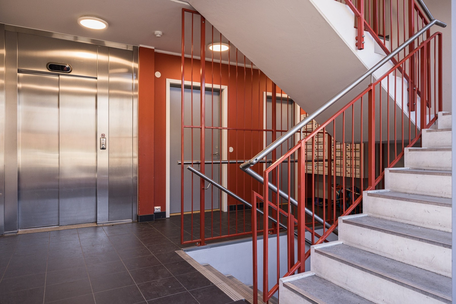 Moderne oppgang med enkel heisadkomst. Galleribilde
