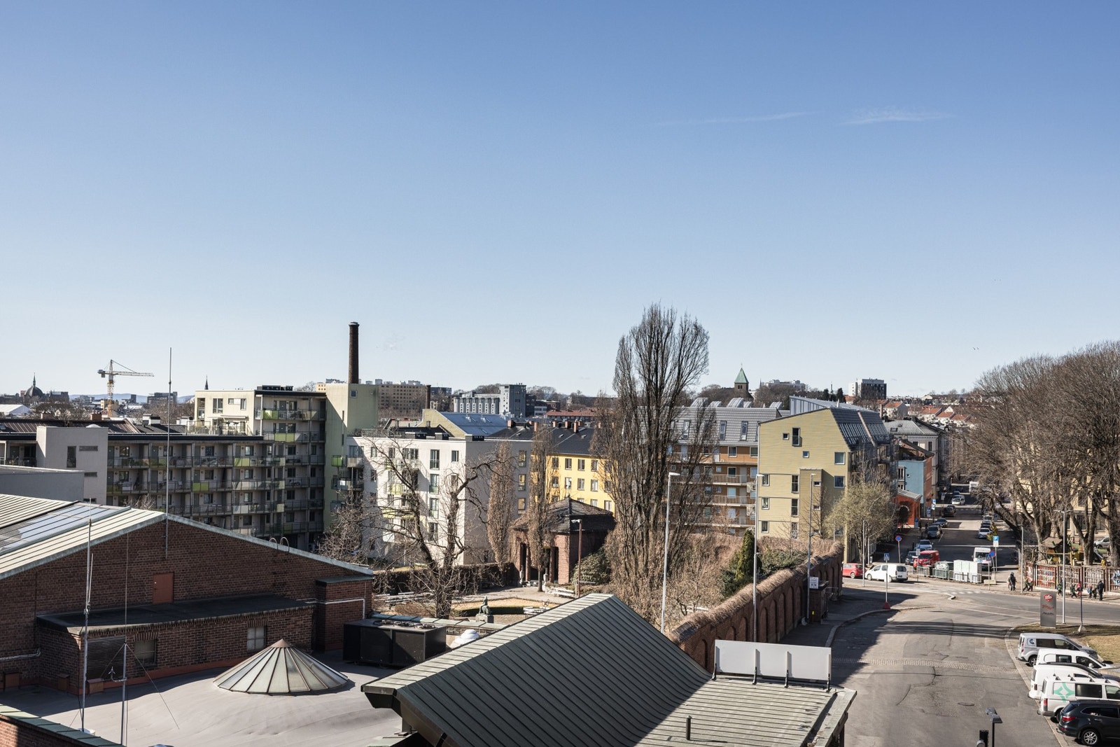 Beliggenheten er sentral, men usjenerende og åpen. Galleribilde