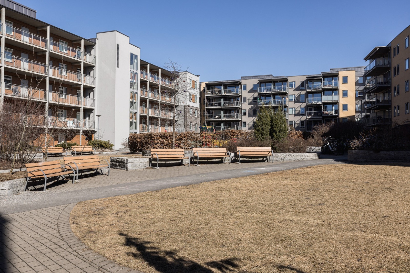 Hyggelig fellesområde med plen og sittegrupper. Galleribilde