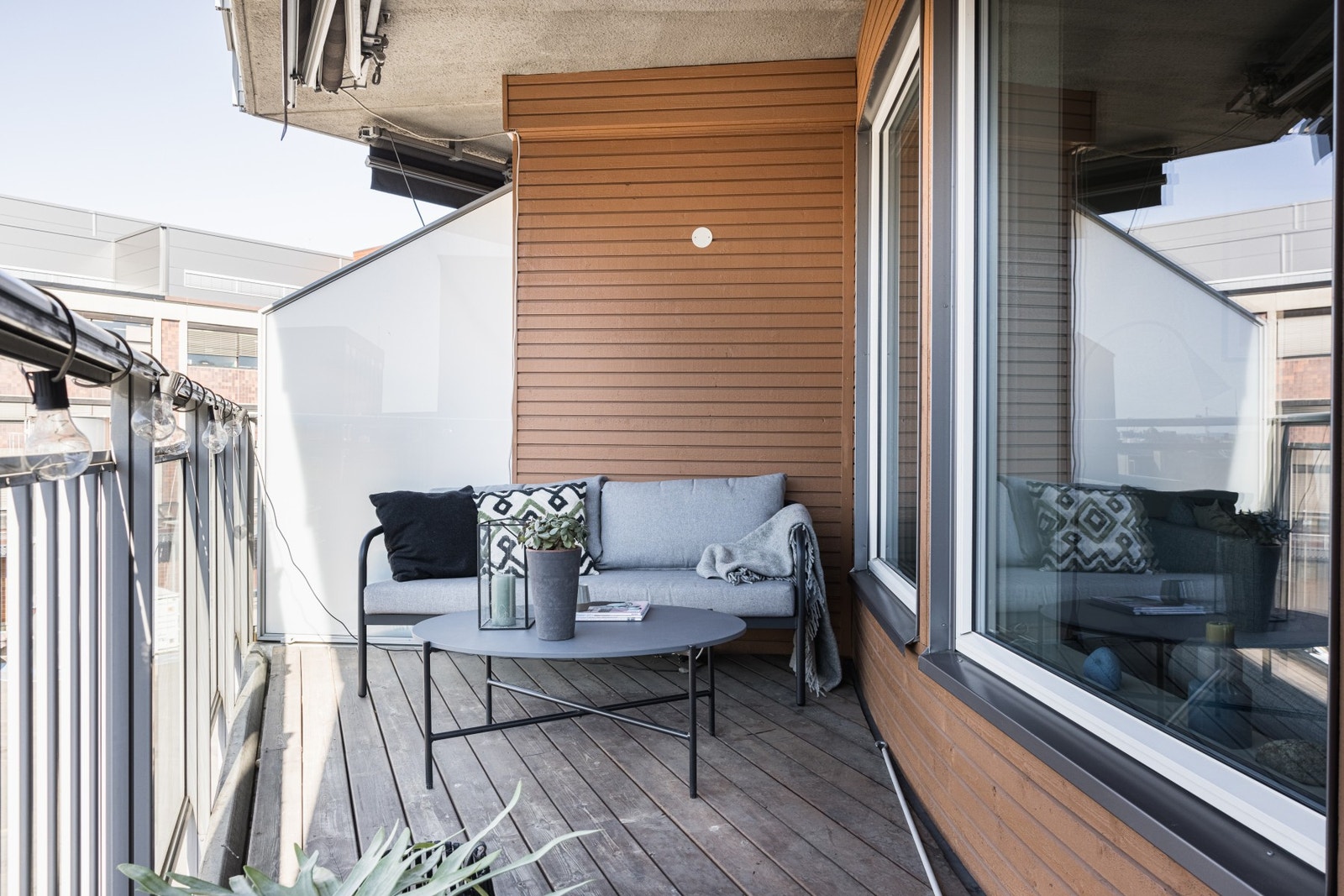 God plassering mot vest. Galleribilde