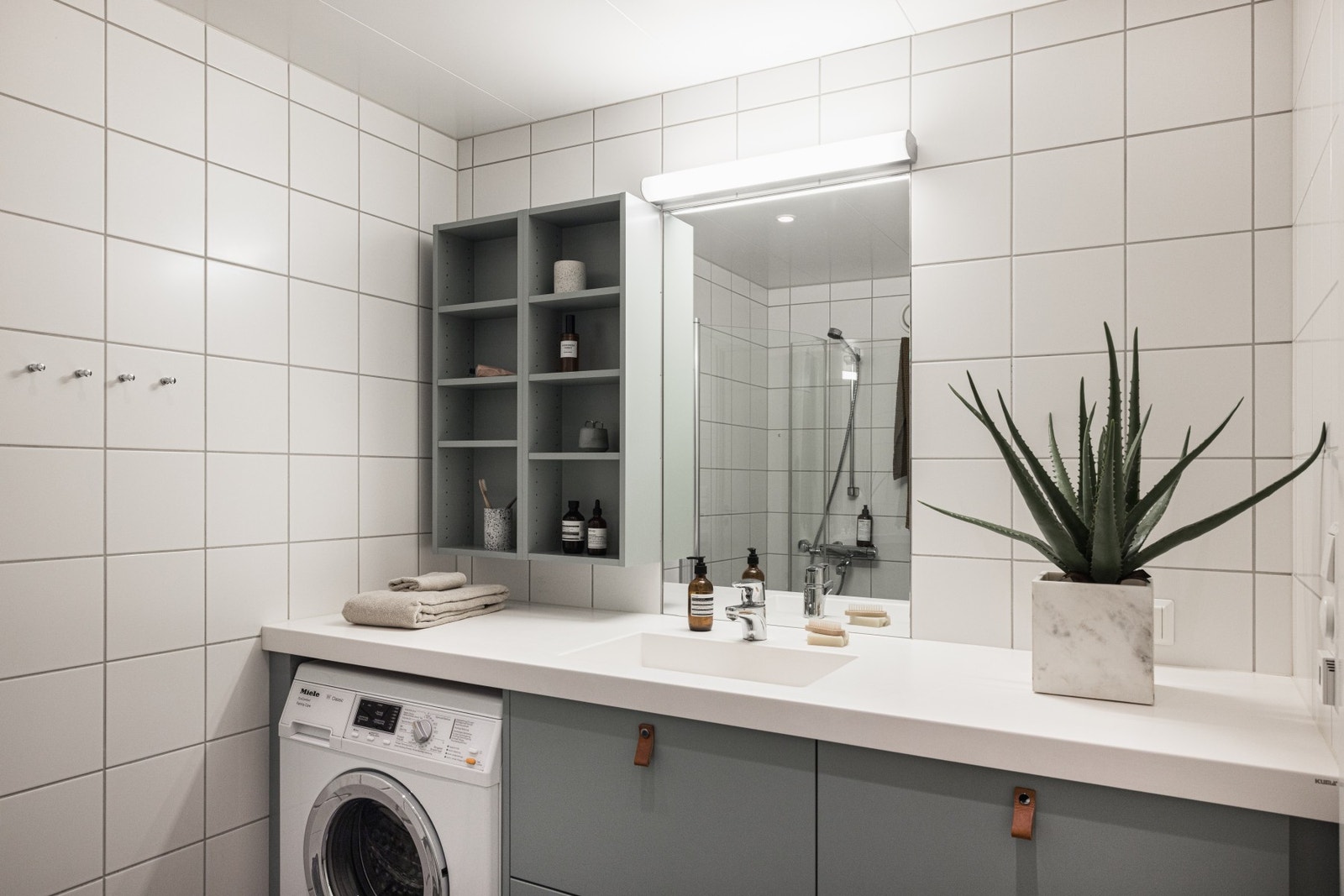 Dekorativt baderom med nyere servantskap samt benkeplate med vask. Galleribilde