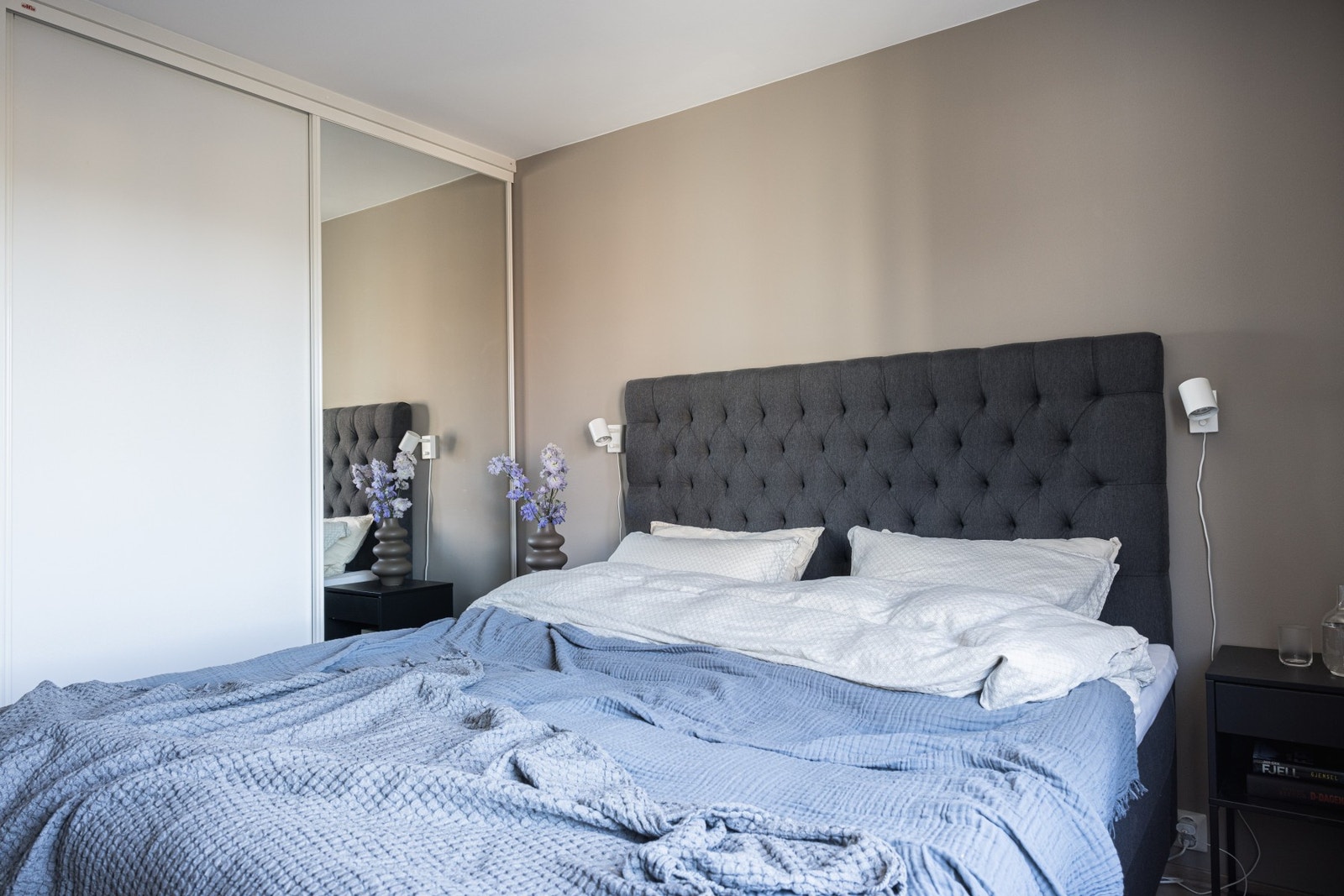 God plass til dobbeltseng og nattbord. Galleribilde