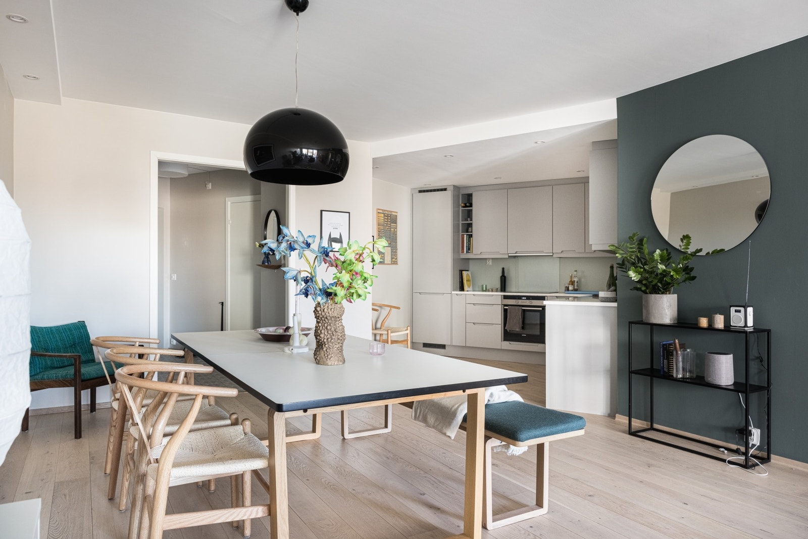 Tilbaketrukket kjøkken med stilrent preg. Galleribilde