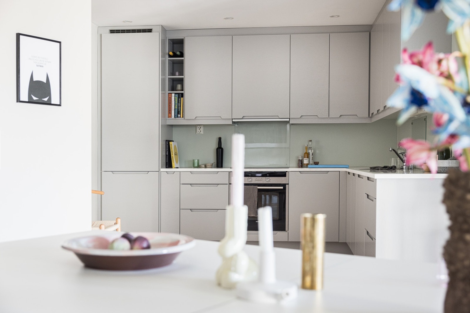 Moderne Sigdal innredning med nyere fronter og benkeplate fra 2019. Galleribilde