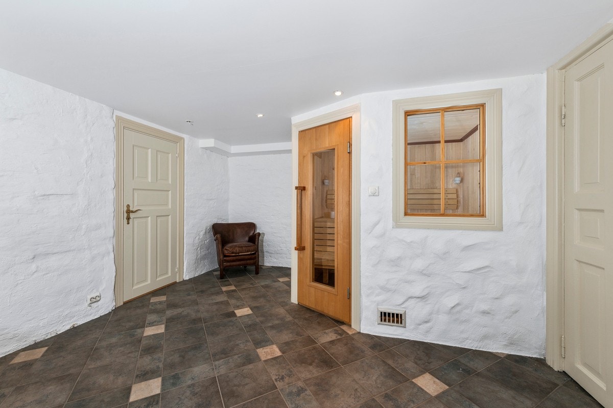 Kjellergang med badstu Galleribilde