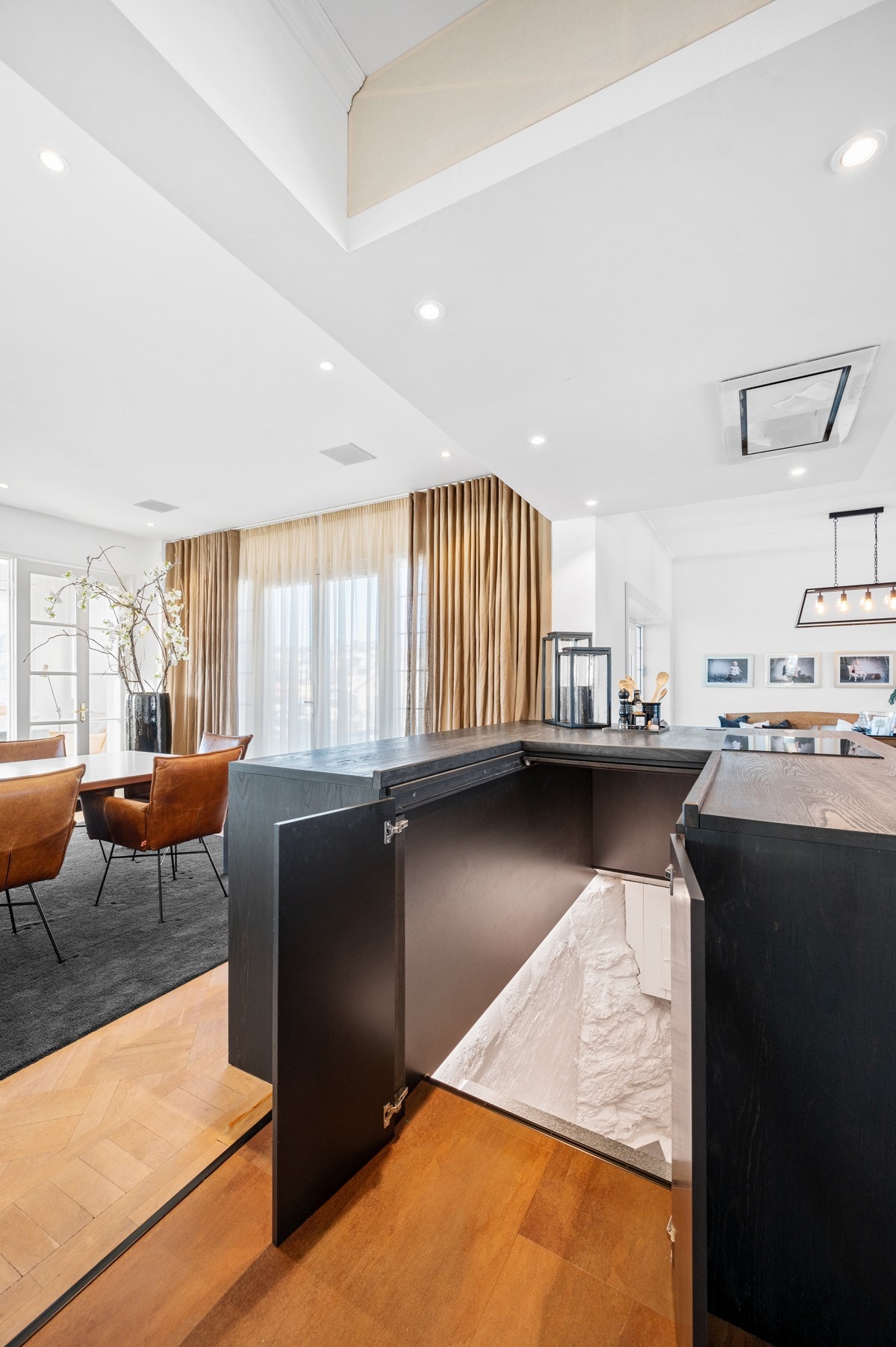 Kjøkkenøy med "skjult"/integrert trappenedgang til kjeller Galleribilde