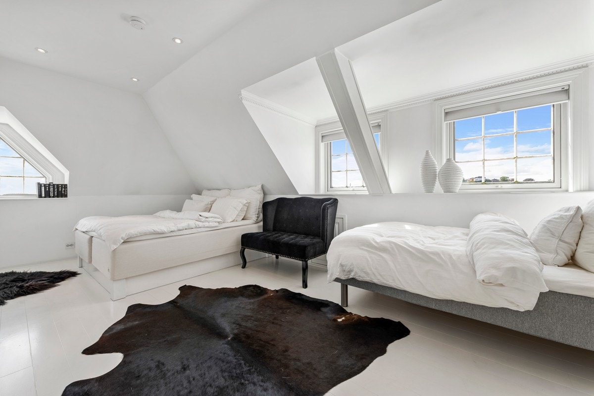 Alle soverommene i boligen er store, lyse og luftige Galleribilde
