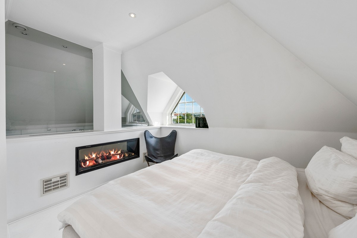 Stort soverom i loftsavdeling Galleribilde