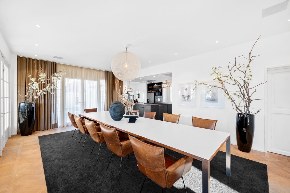 Spisestue - Åpent mot kjøkken med kjøkkenøy og utgang bassengterrasse Galleribilde