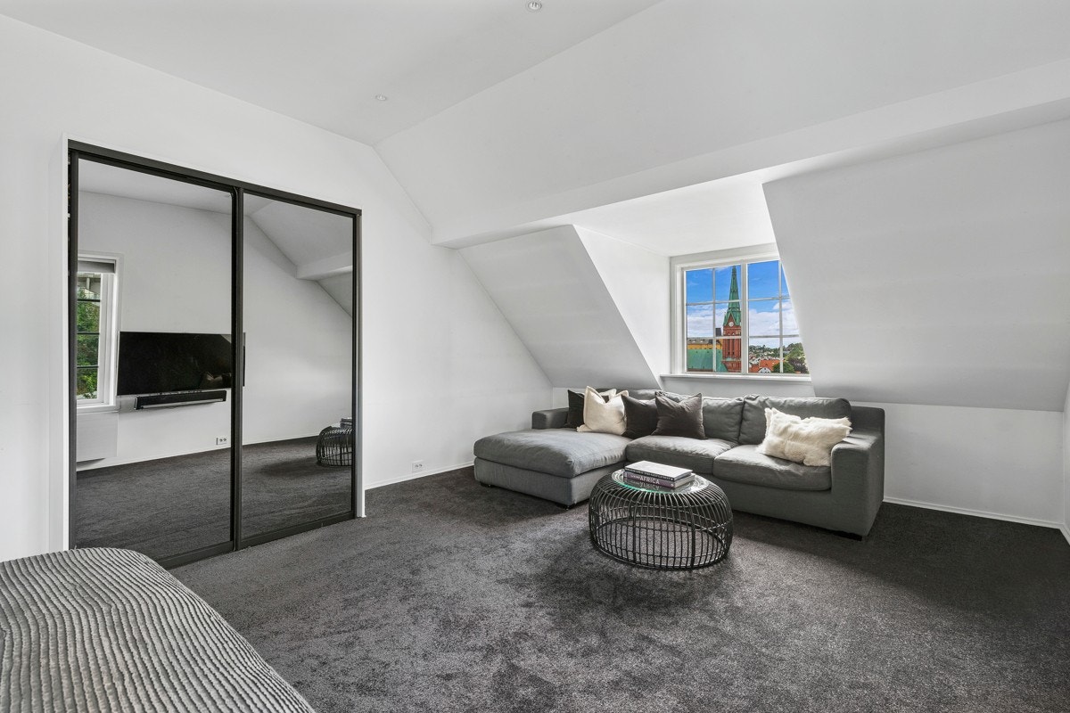 Alle soverommene i boligen er store, lyse og luftige Galleribilde