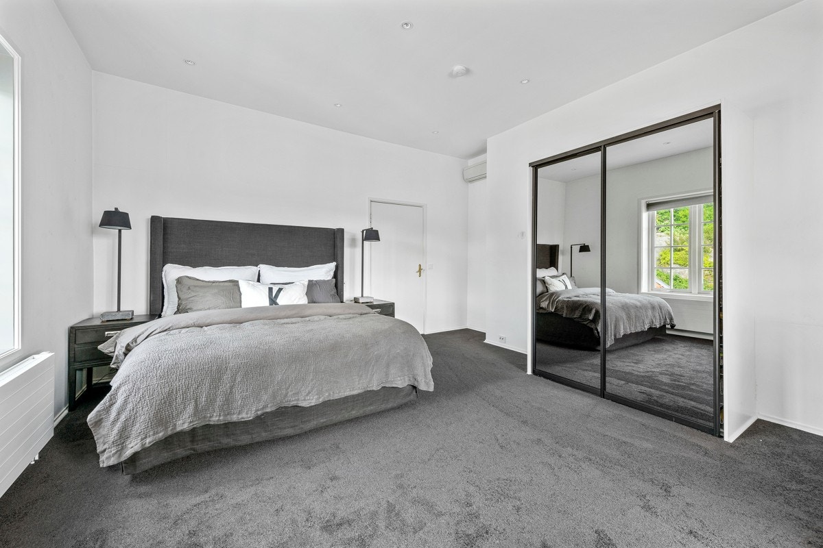 Alle soverommene i boligen er store, lyse og luftige Galleribilde