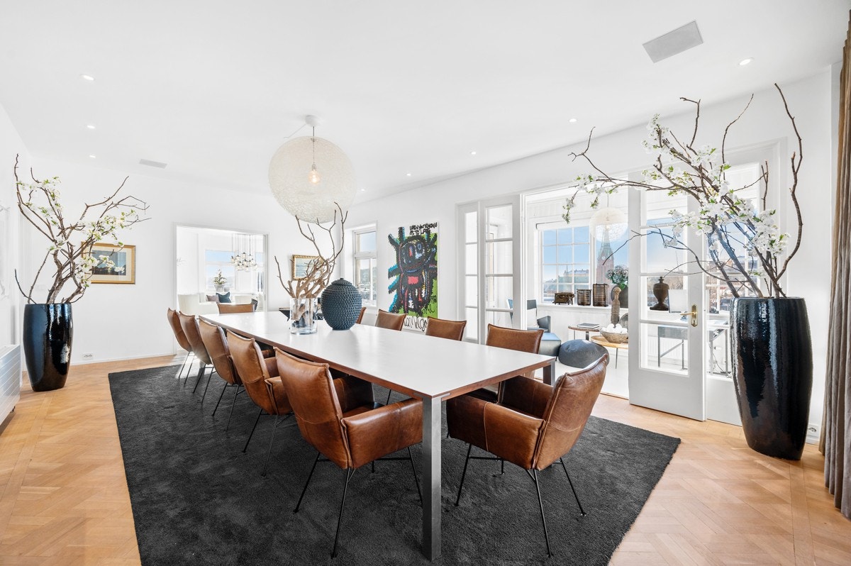 Stor spisestue med plass til mange Galleribilde